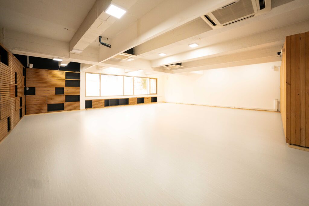 parlantes en esquinas academia de baile mov8